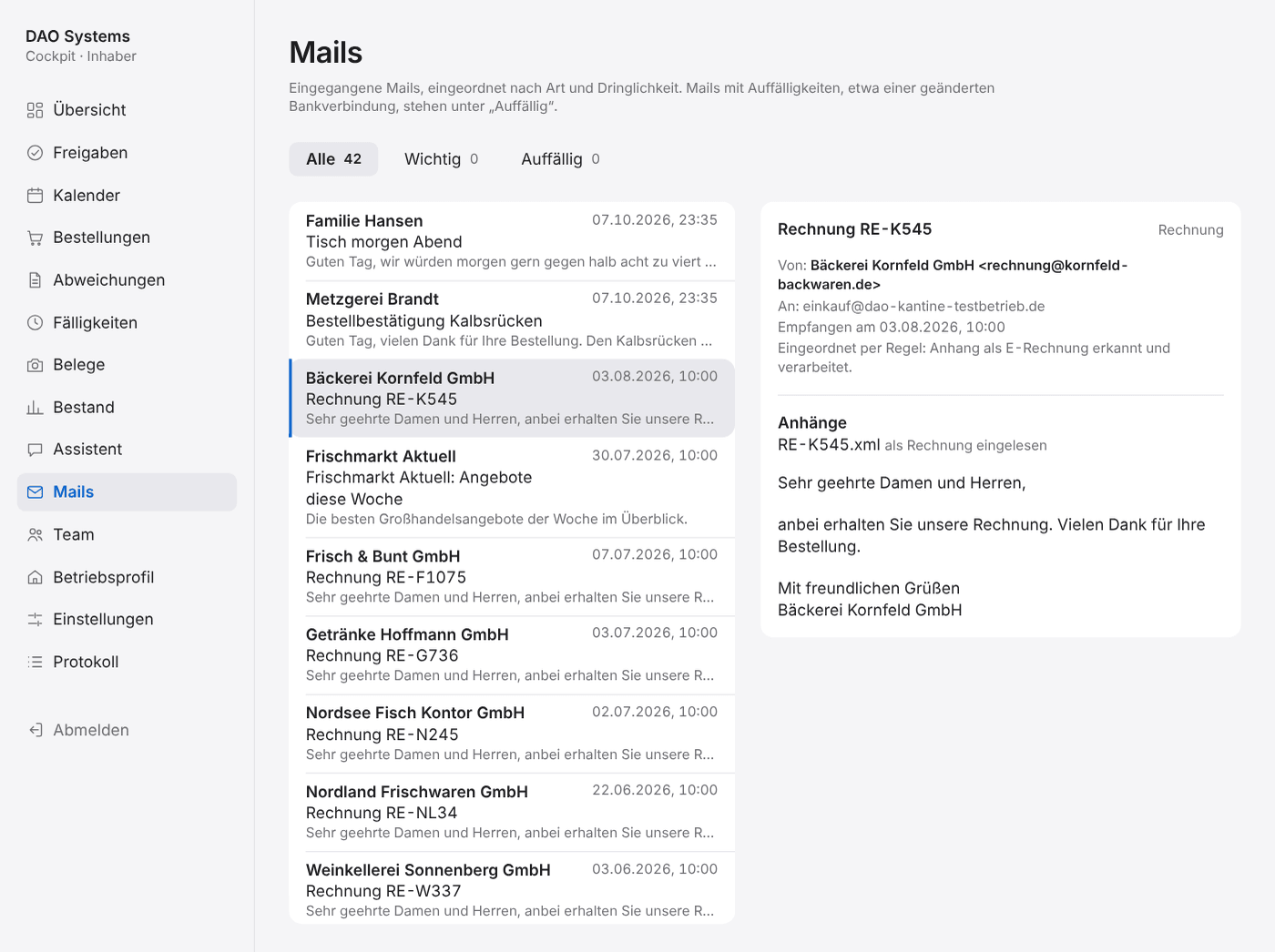 Bildschirmfoto der Mails-Ansicht des Cockpits: links die Bereiche, in der Mitte die Liste eingegangener Mails, rechts eine Rechnungsmail mit dem Anhang, der als Rechnung eingelesen wurde.